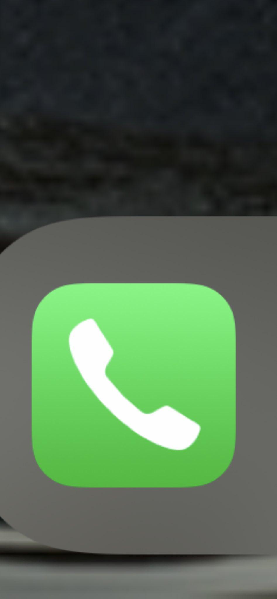 網友表示「有很多孩子已經不知道iPhone上話筒符號代表的意義」。(翻攝推特)