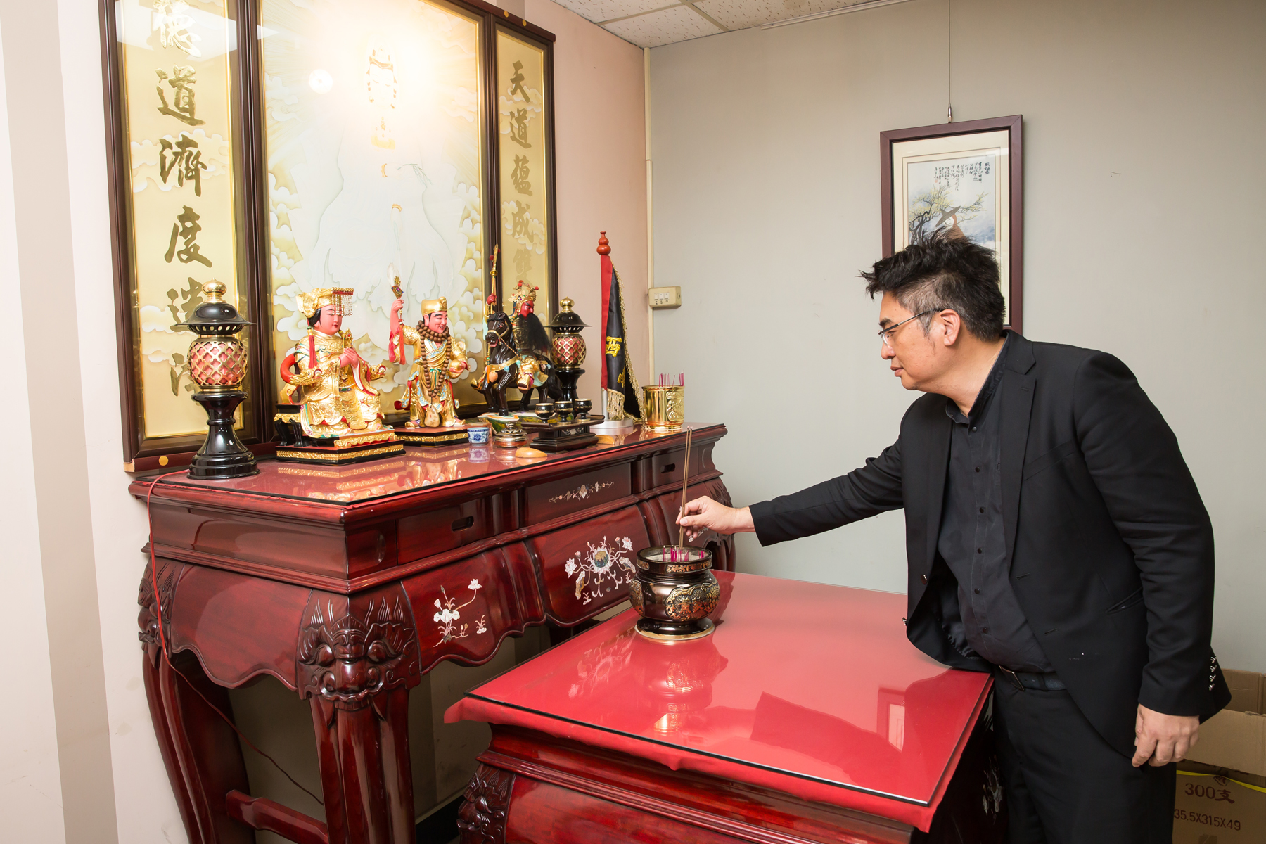 大學躲過一場車禍死劫後，林育申開始篤信道教，現在公司也供奉3尊神明。