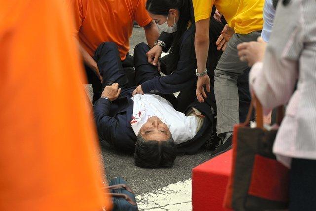 安倍中槍,臉部、白襯衫染血畫面曝光,官員:狀況不樂觀。(翻自推特)
