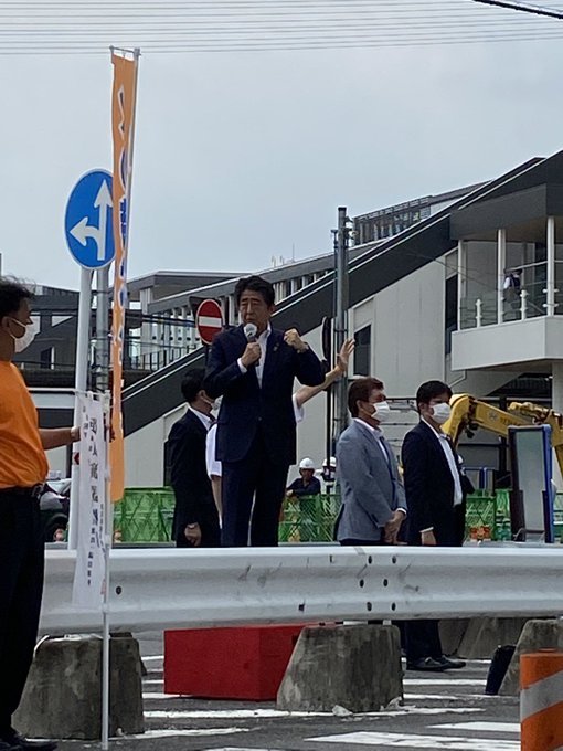 安倍在遭開槍前，在奈良進行助選演說。（翻自推特）