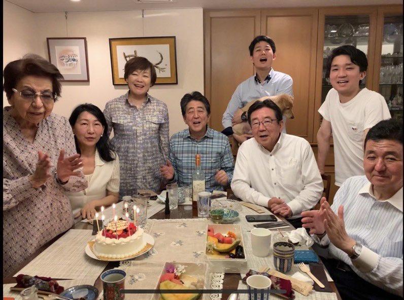 6月14日安倍晉三在推特貼出和家人為94歲母親慶生溫馨畫面。(翻攝自安倍推特)