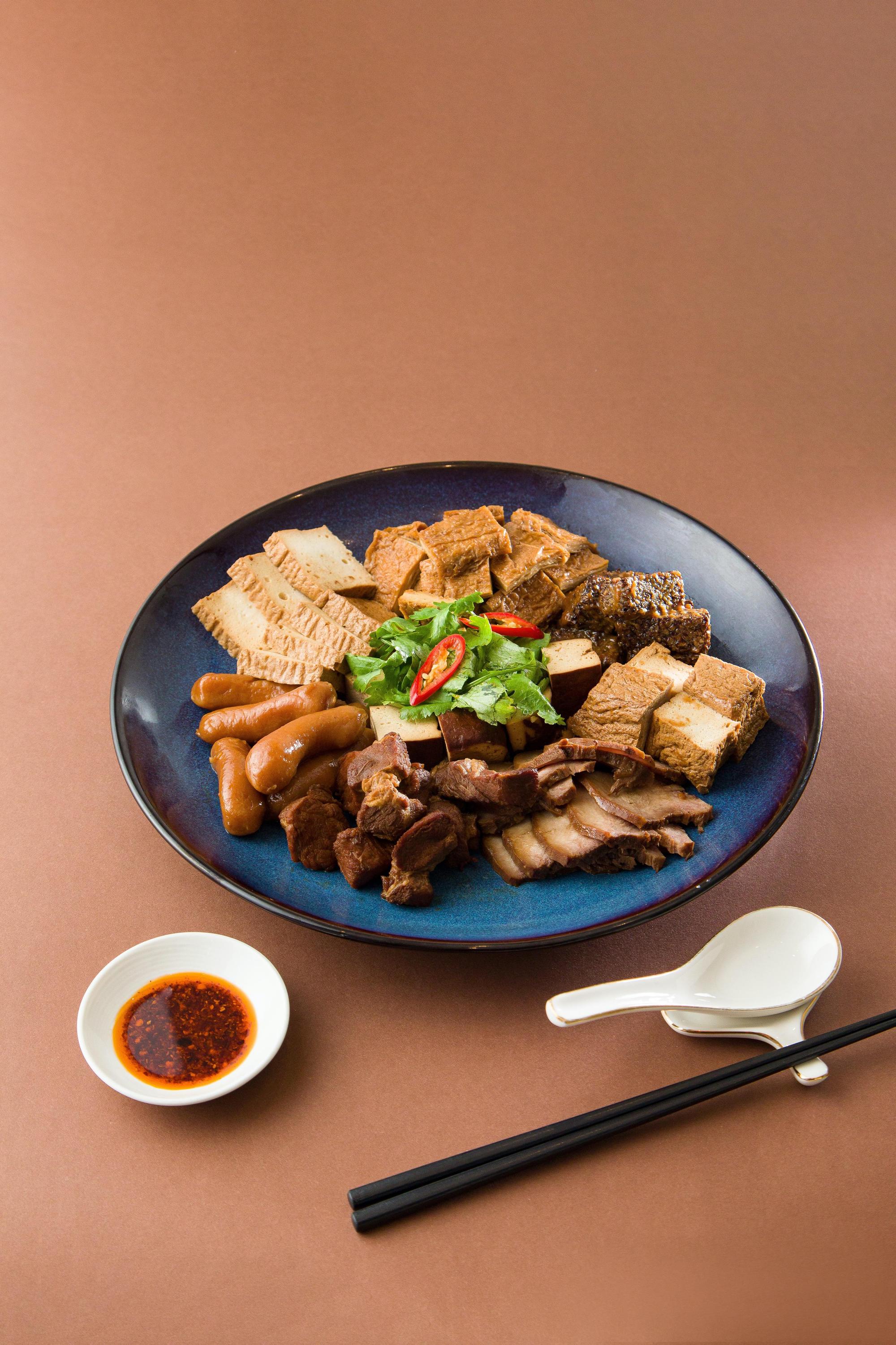 入味的「滷味拼盤」由米其林一星餐廳「富錦樹台菜香檳」特製。（228元、528元、1,288元／份）（富錦樹咖啡提供）