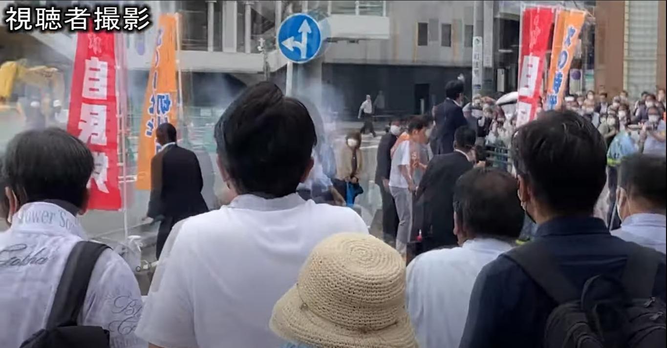安倍晉三正在奈良街頭發表助選演說時,現場發出巨大槍響,煙霧迷漫。(翻攝自関西テレビNEWS YouTube)