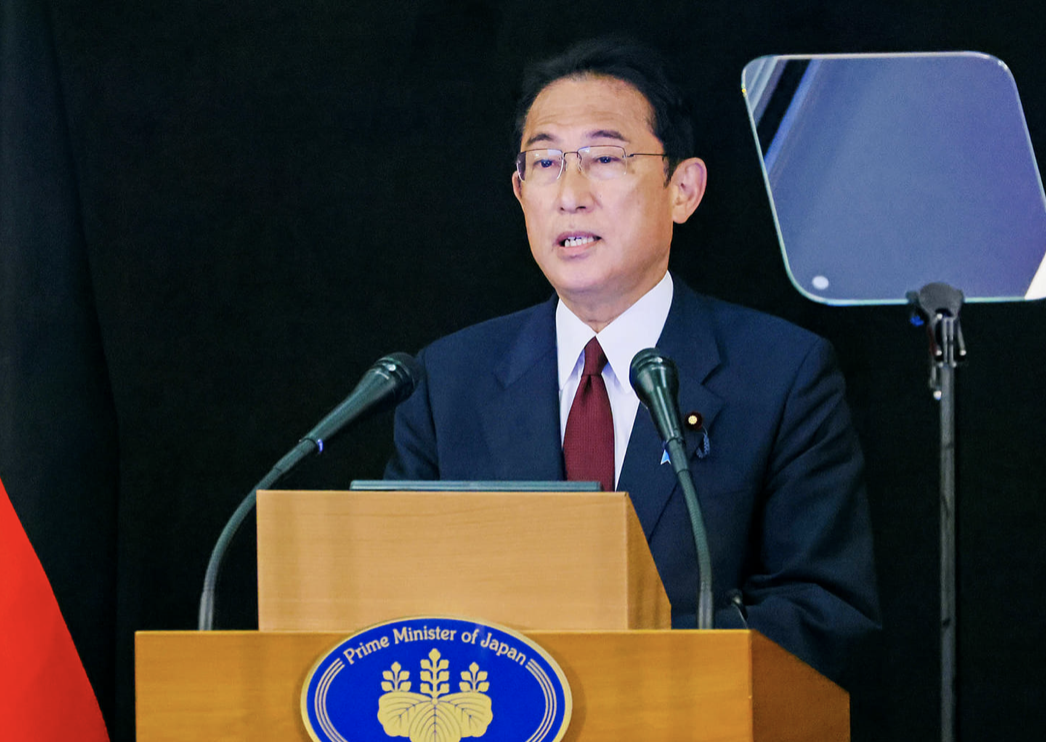 日本前首相安倍晉三在奈良市街頭演說時突中槍倒地，首相岸田文雄隨即取消所有行程趕回東京。（翻攝首相官邸臉書）