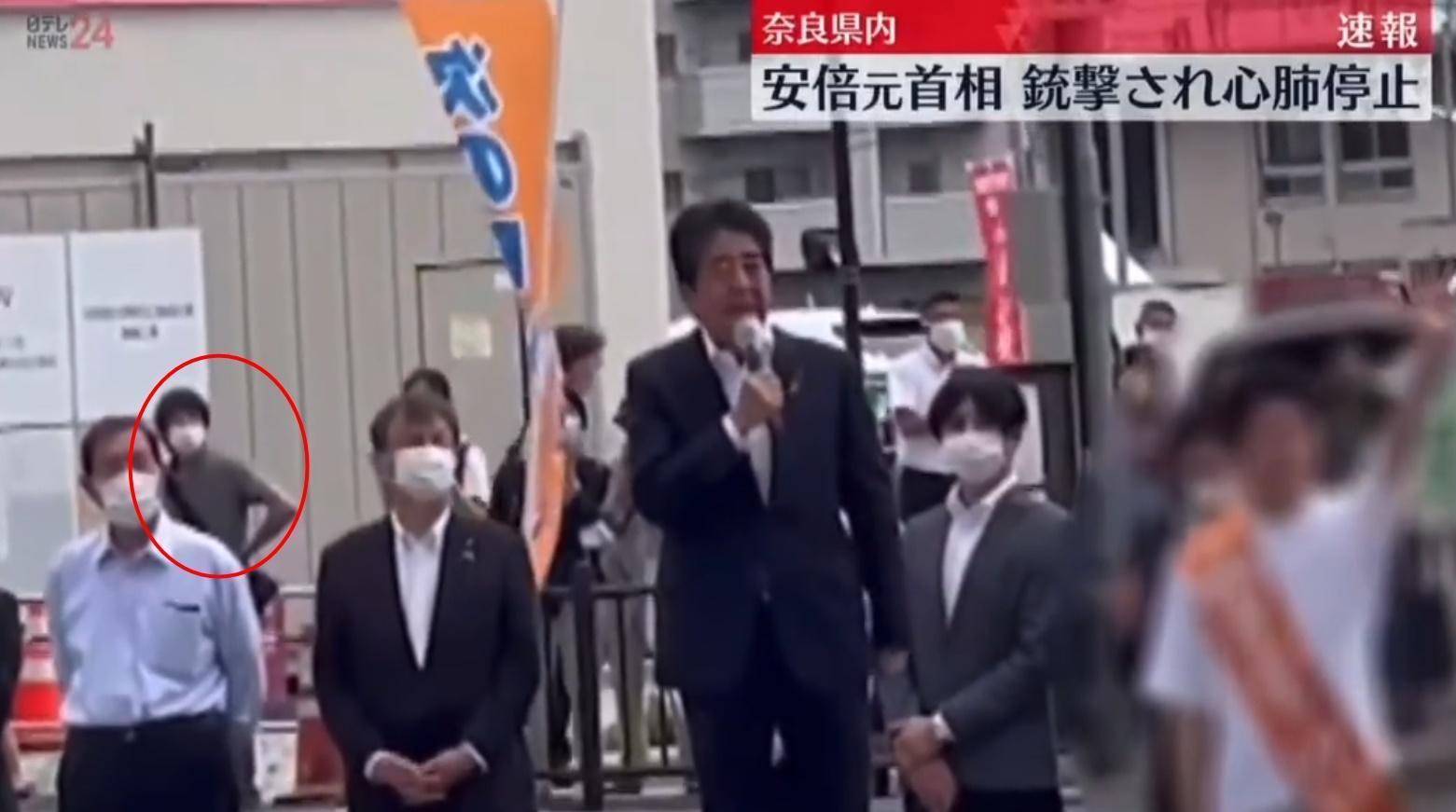 山上徹也埋伏在安倍晉三身後許久，甚至跟著人群拍手。（翻攝自推特）