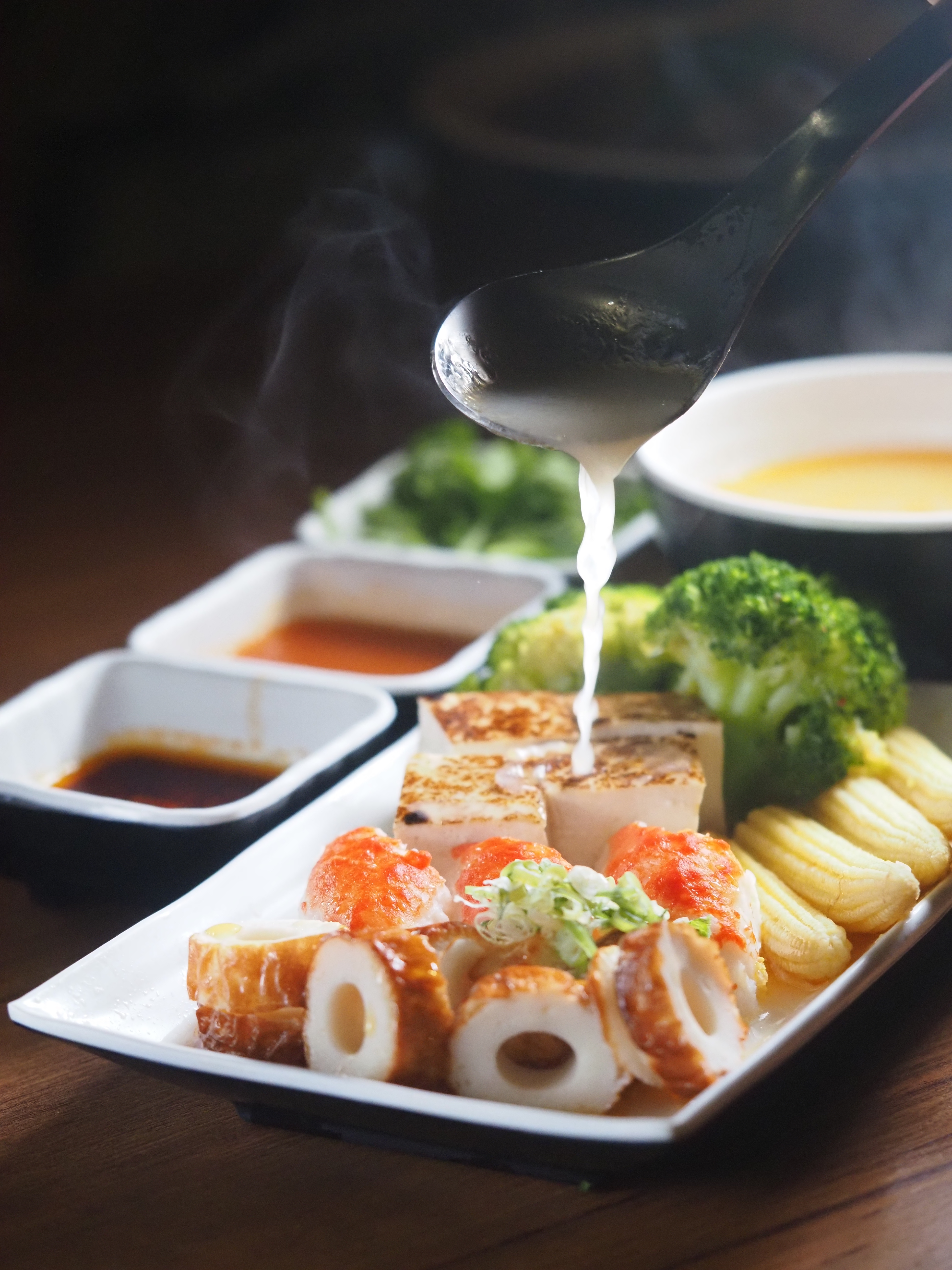 「關東煮」有許多魚漿類製品都來自日本，豆腐則是在店裡手工烤炙出焦香。（15元起／單項，圖中為155元）