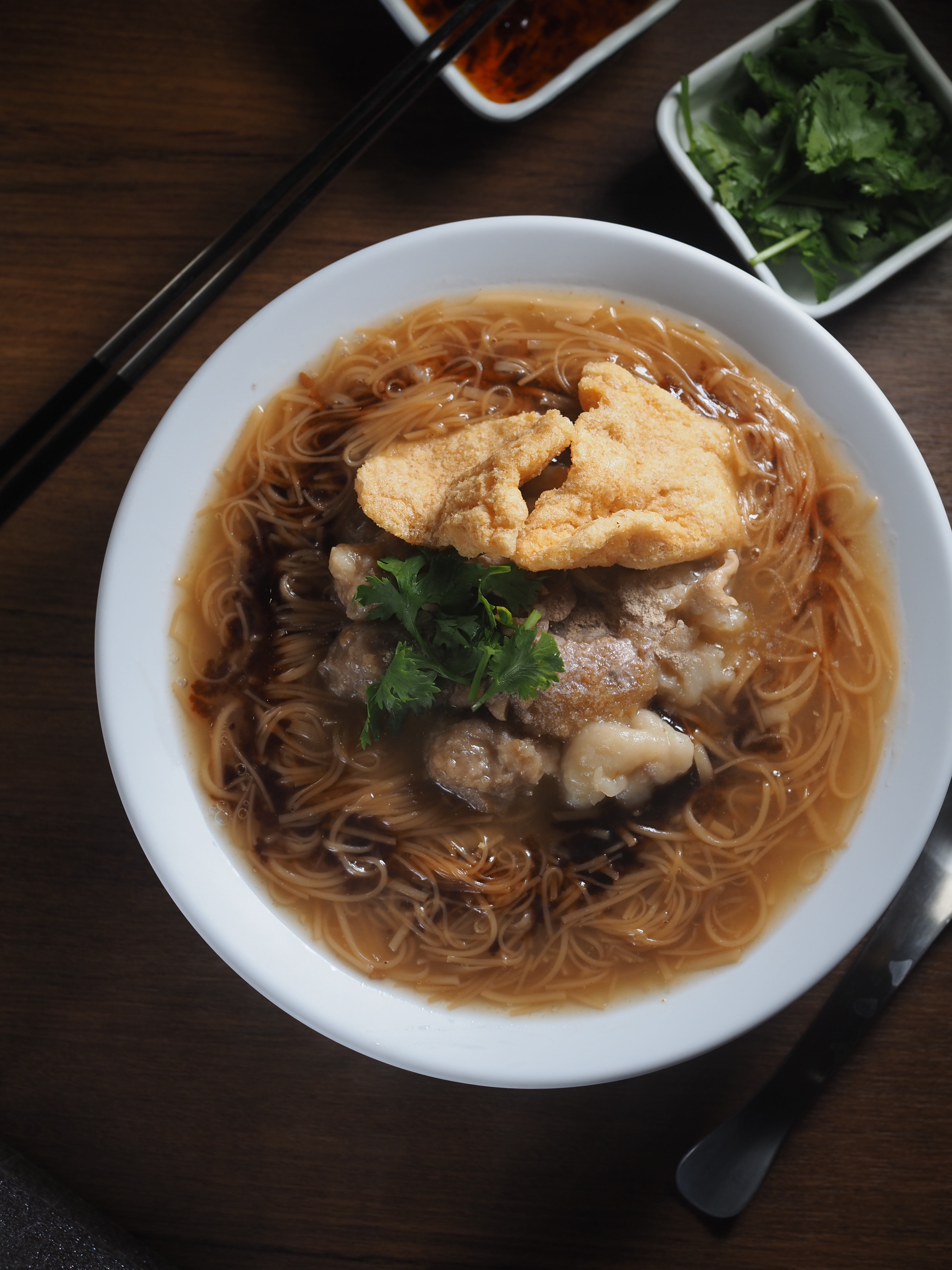 點「綜合全羹麵線」能一次吃到魚漿大腸、帶筋肉羹、魚酥的美味。（80元／小碗）