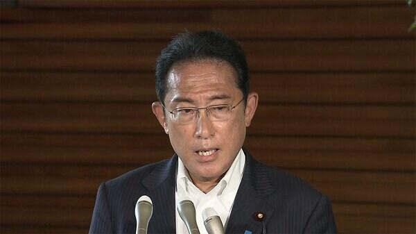 岸田在記者會上表情相當凝重。（翻自推特）