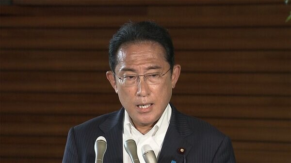 岸田在記者會上表情相當凝重。（翻自推特）