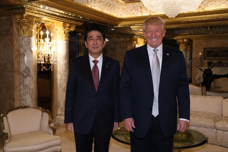 美國前總統川普曾經盛讚安倍晉三為「日本最偉大的首相」。（翻攝自川普臉書）