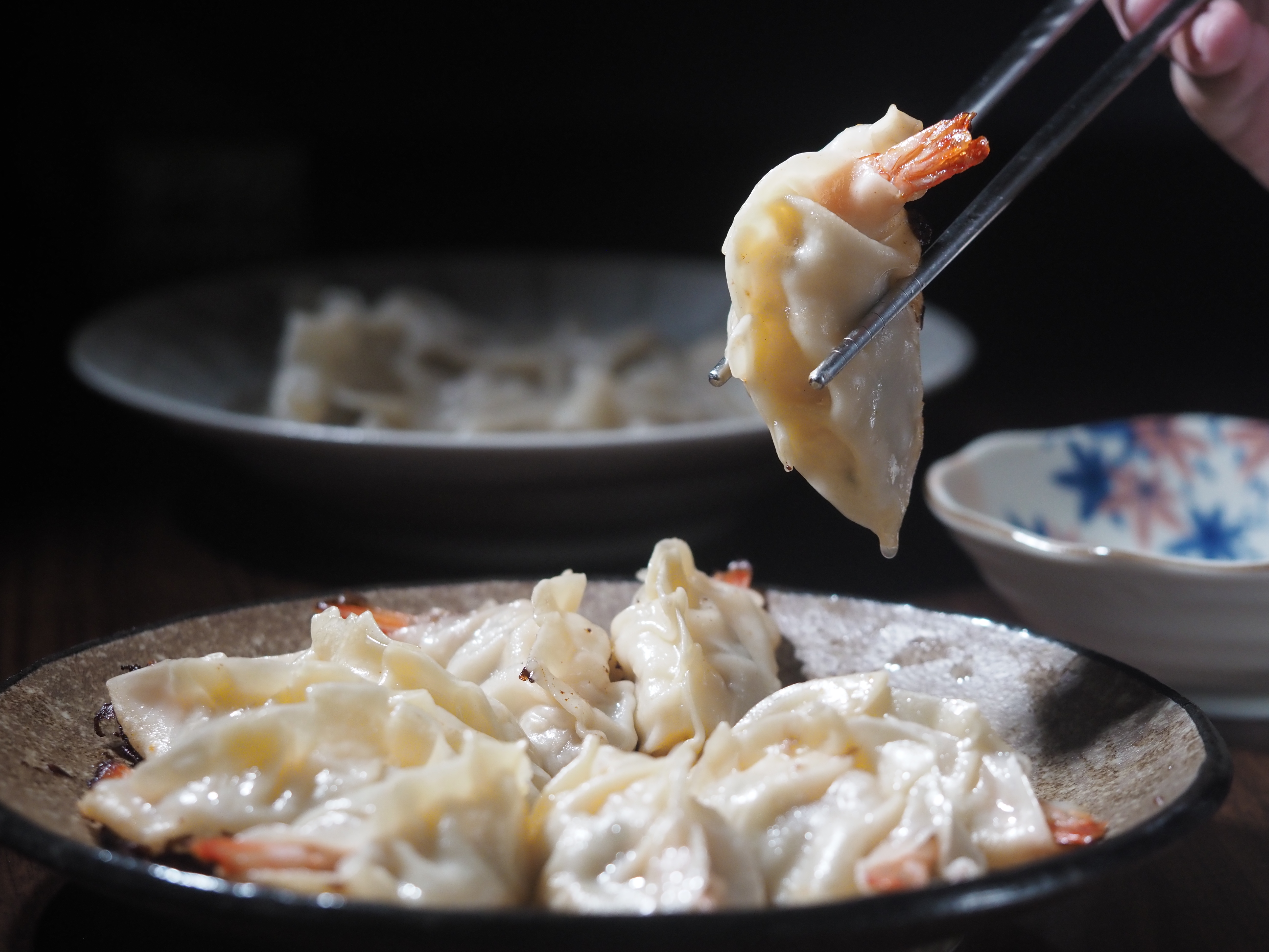 包水餃是很棒的清冰箱之術，偶爾不妨豪華一點，做個塞整隻蝦的煎餃犒賞自己。
