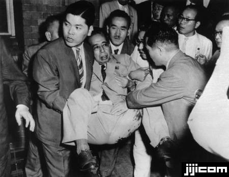 岸信介在1960年任首相時也曾遇刺,遭眾人「抬熊」救出。(翻自《時事新聞社》)
