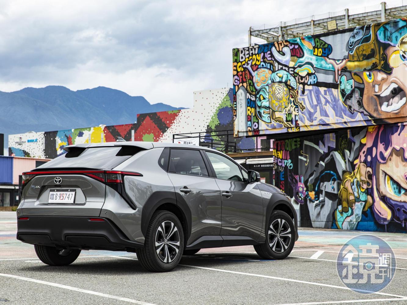 從發表後的驚人接單量來看，消費者對於bZ4X、或是說TOYOTA純電車的信心可說是堅若磐石。這也代表了相較他廠純電車的3C化浮誇路線，TOYOTA的穩紮穩打、無痛轉換理念更能得到傳統消費者的認同。