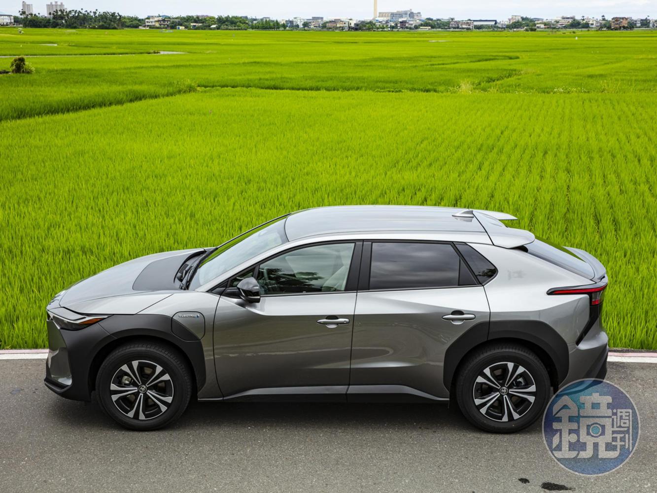 bZ4X尺碼與雖RAV4相近，但受惠於全新的eTNGA 模組平台架構，軸距卻較RAV4增加了160mm，來到了2,850mm的優秀水準！車高方面亦較RAV4低了35mm，讓整體造型更接近跨界SUV的低趴流線。