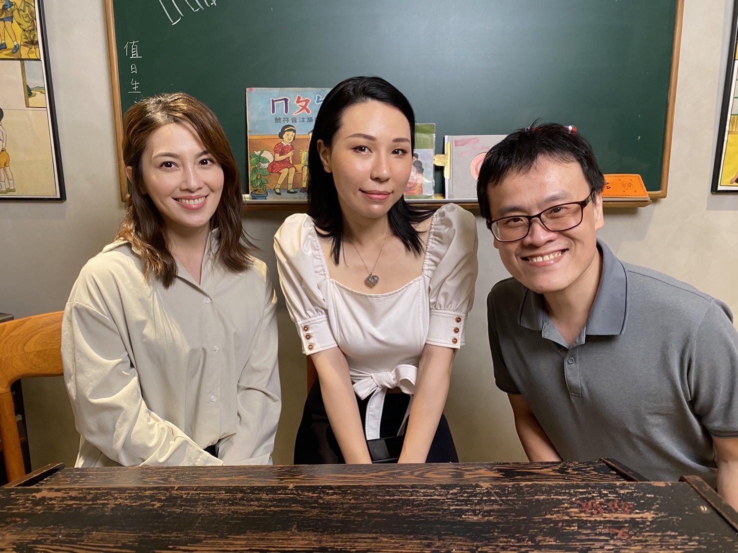 許藍芳、女優苡若及台灣AV達人一劍浣春秋一起談性。（17LIVE提供）