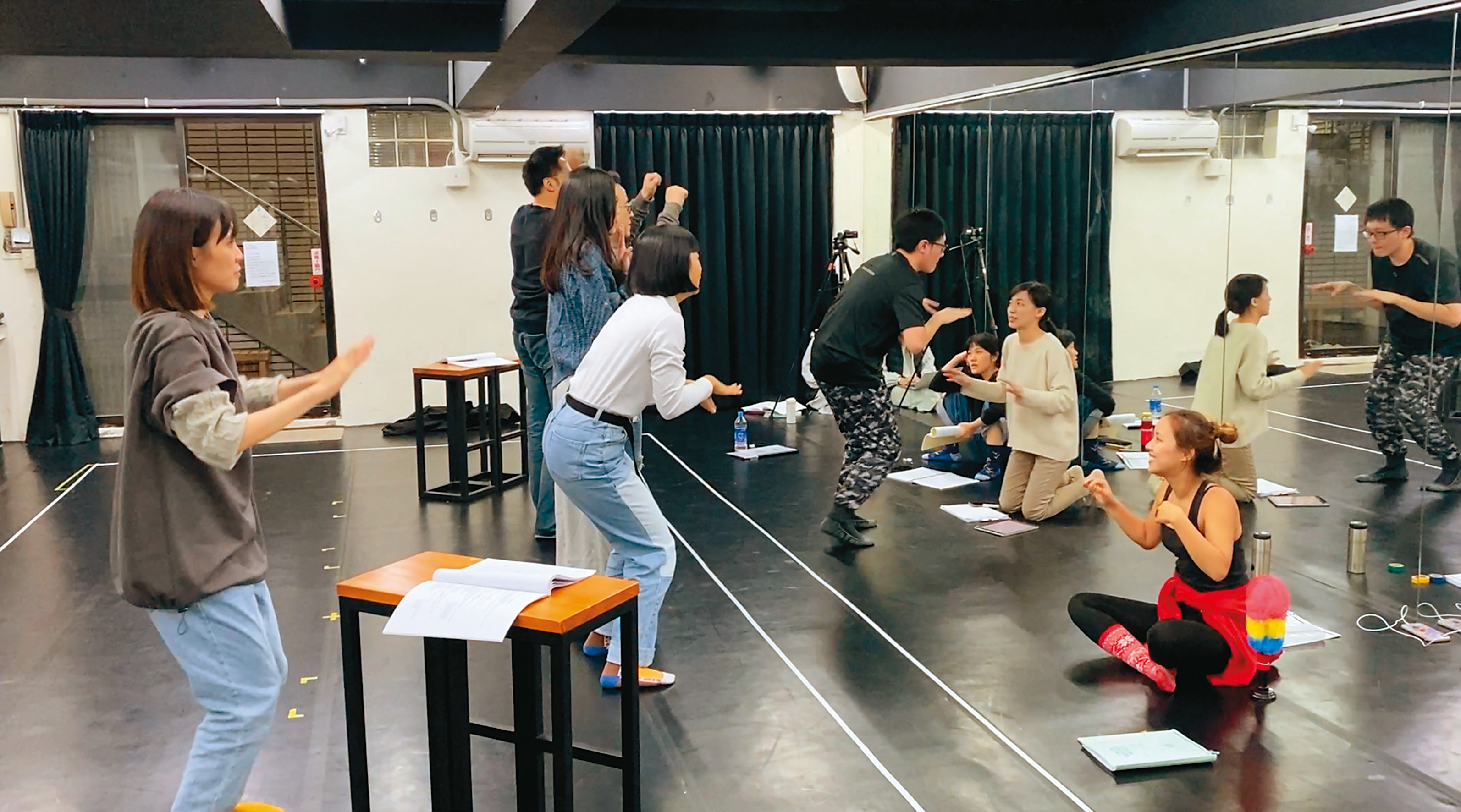 孫自怡（右一）將11位演員拆成不同組合，費時1個半月排練。（活性界面提供）