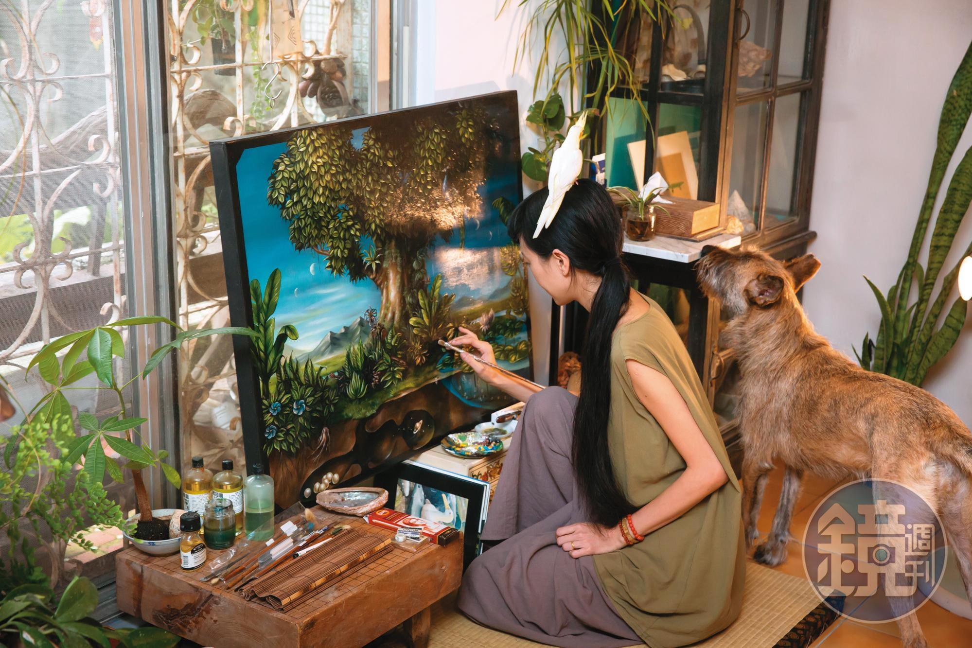 去年新婚的陳于安,喜歡在寵物陪伴下作畫。她喜歡精細、複雜的畫法,一幅油畫層層勾勒,要2個月才完工。