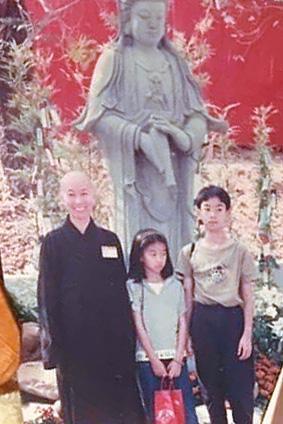 陳于安(中)與哥哥(右)小時候去看出家的媽媽(左),對於媽媽的選擇,她早已釋懷。(陳于安提供)