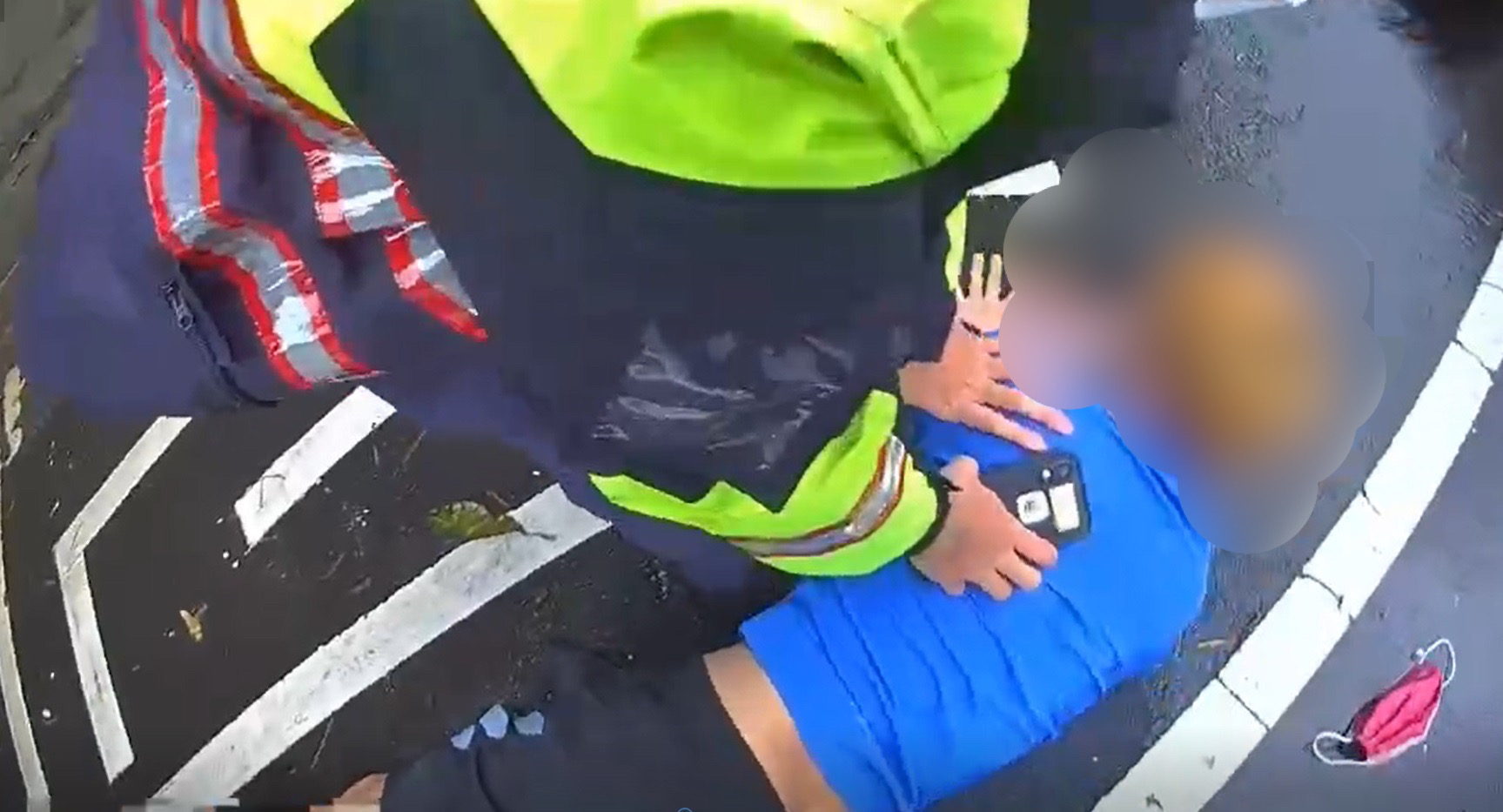 警方尾隨追捕百米，最後將團男壓制逮捕。（翻攝畫面）