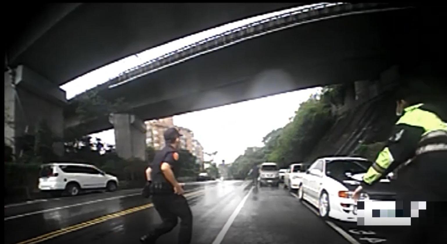 團男搭車遇到警方巡邏，立刻下車狂奔。（翻攝畫面）