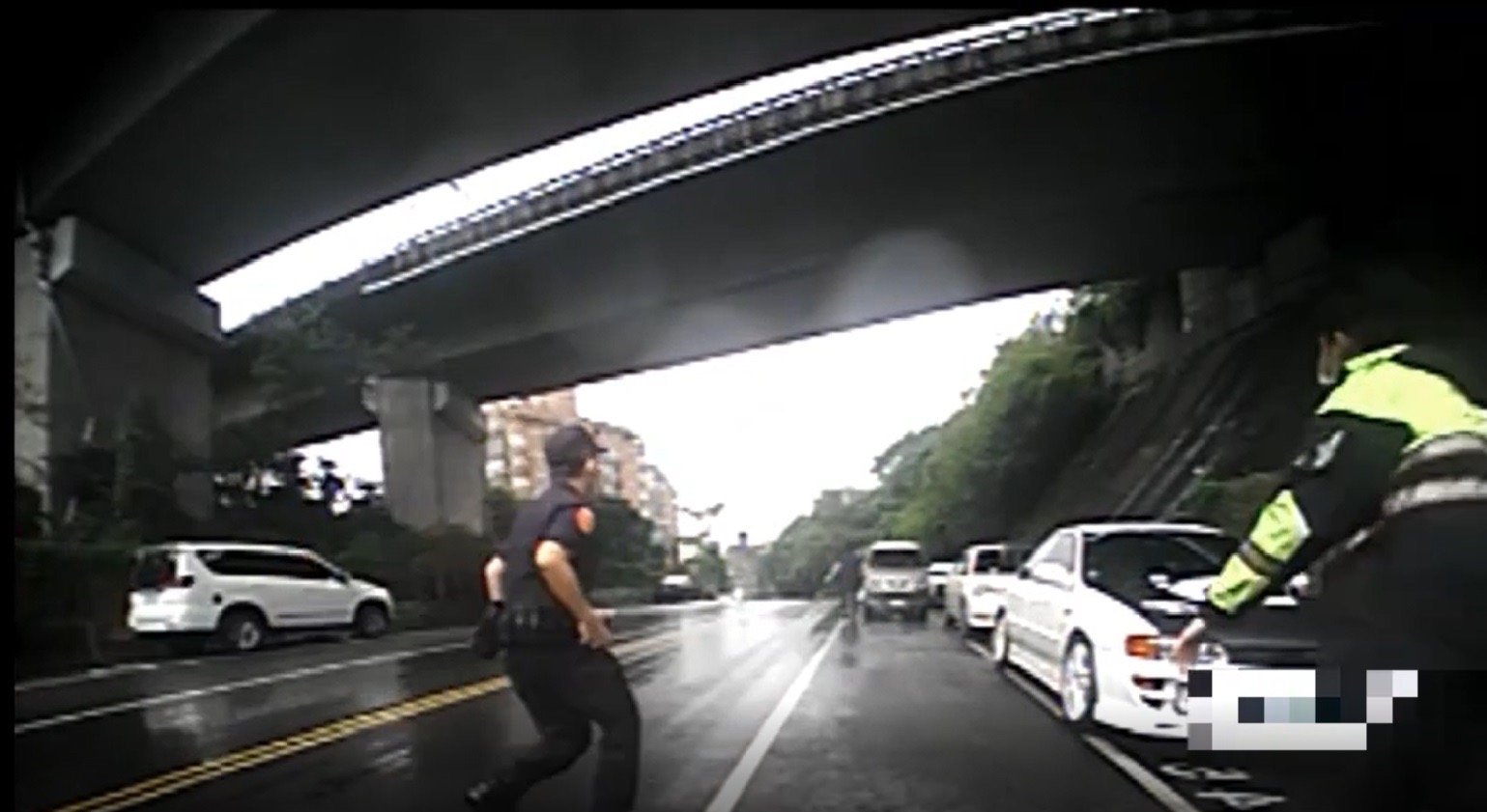 團男搭車遇到警方巡邏，立刻下車狂奔。（翻攝畫面）