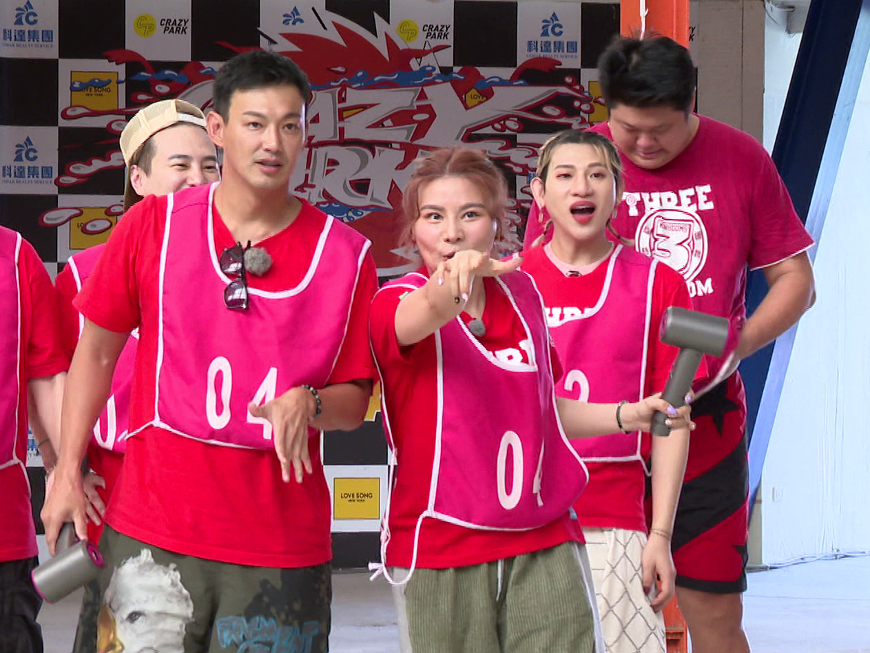 董仔（中）實力堅強，直接碾壓主持人花花、瑪麗及大元，威廉（左）也當場敲通告。（台視提供）