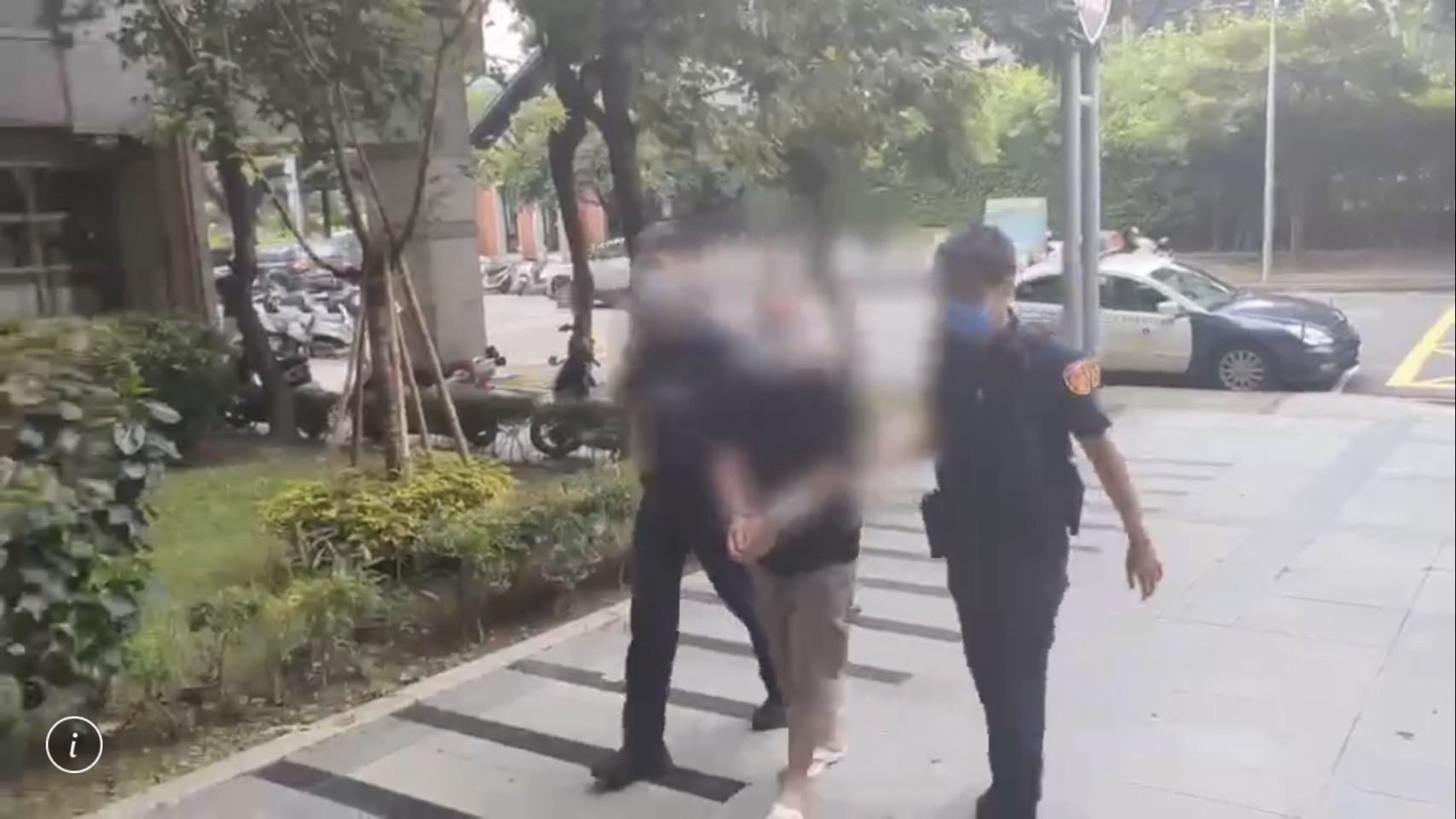 警方將涉嫌砍人的詹姓男子帶回警局偵訊。(翻攝畫面)