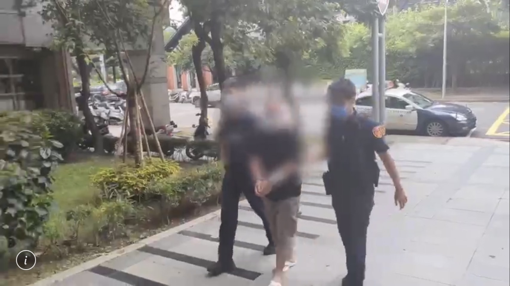 警方將涉嫌砍人的詹姓男子帶回警局偵訊。（翻攝畫面）