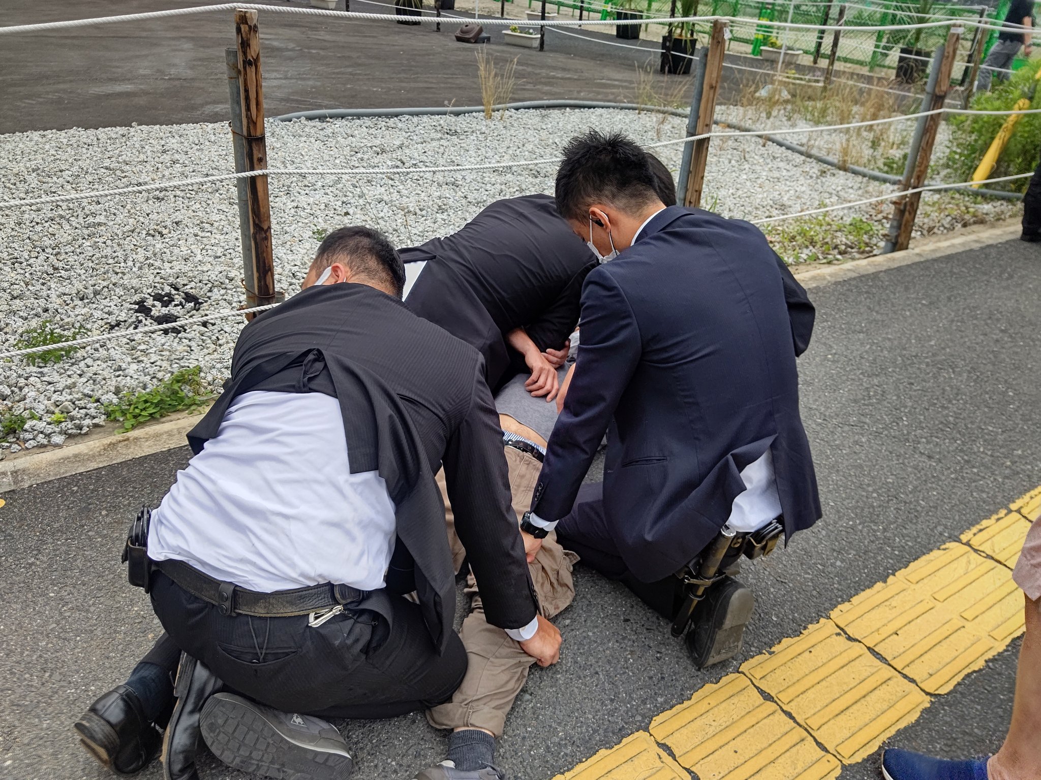 山上徹行凶後,立刻遭到壓制。(翻攝自推特)