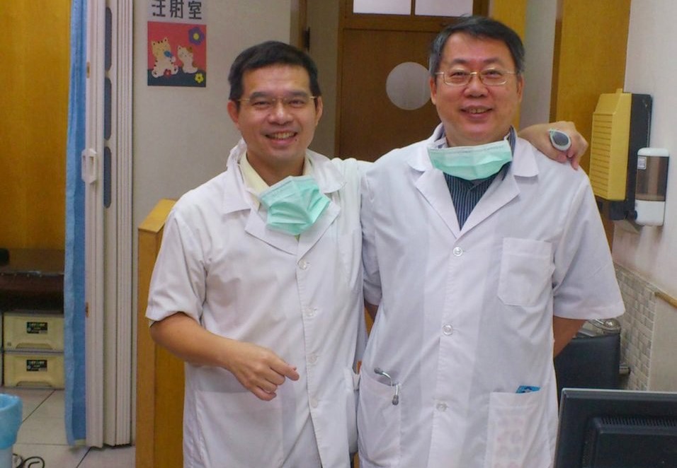 高雄醫師沈泰龍（右）3度及早通報COVID-19確診個案，助高雄市府及早介入防治。（翻攝自陳其邁臉書）