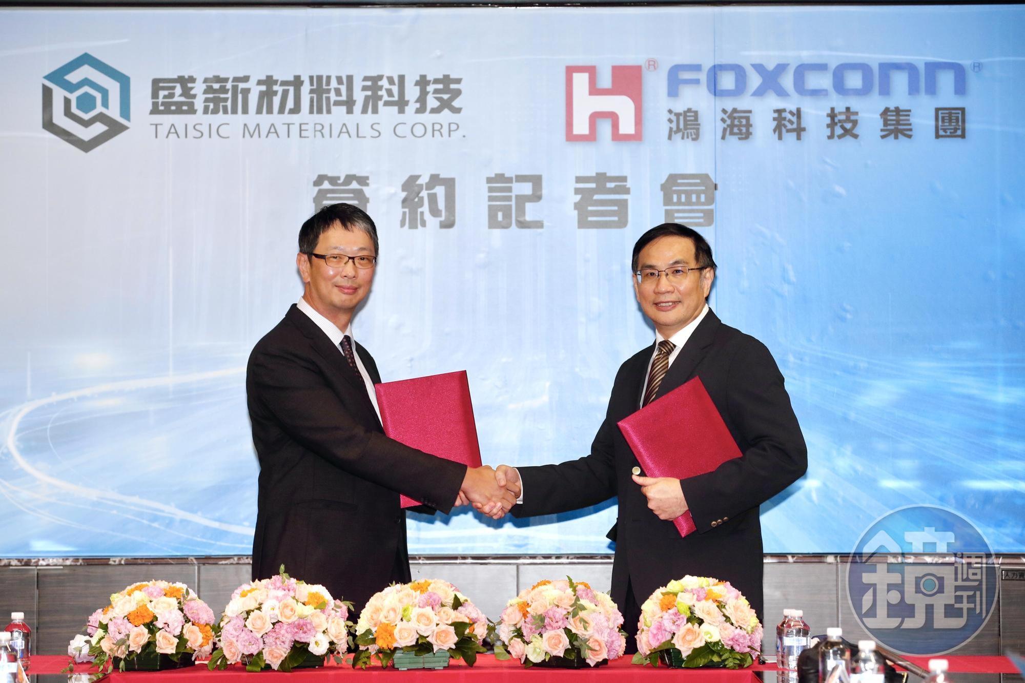 鴻海今宣布入股投資SiC材料廠盛新，替車用半導體布局。左為盛新董事長謝明、右為鴻海S事業群總經理陳偉銘。