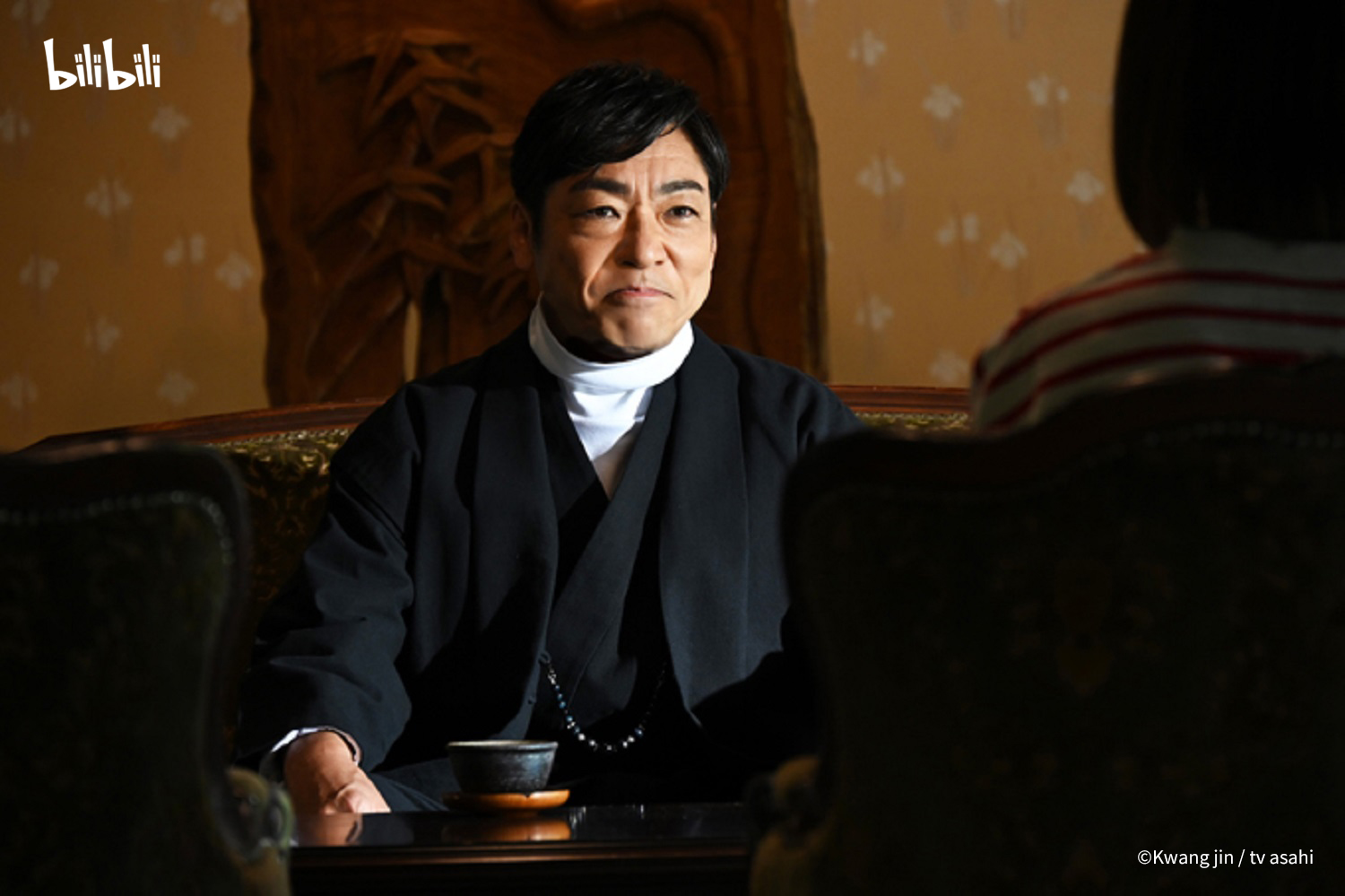 香川照之飾演與竹內涼真對立的飲食集團「長屋控股」會長長屋茂。（bilibili提供）