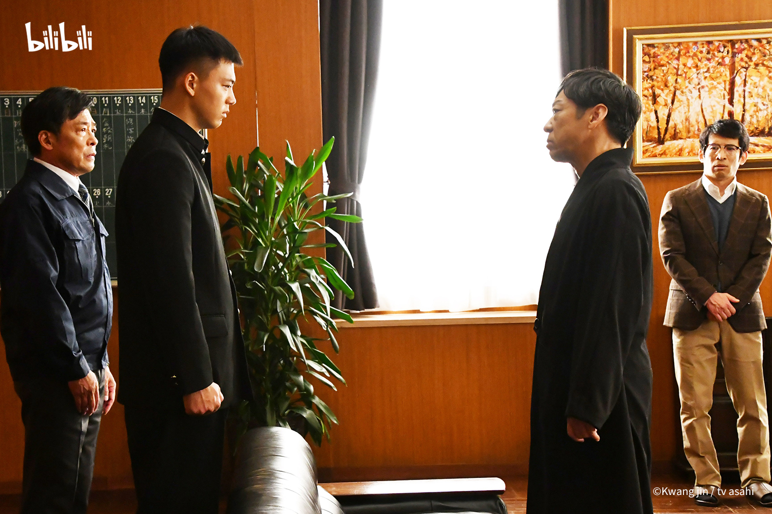 香川照之(右二)在《六本木Class》逼竹內涼真土下座道歉,讓觀眾立刻想到《半澤直樹》。(bilibili提供)