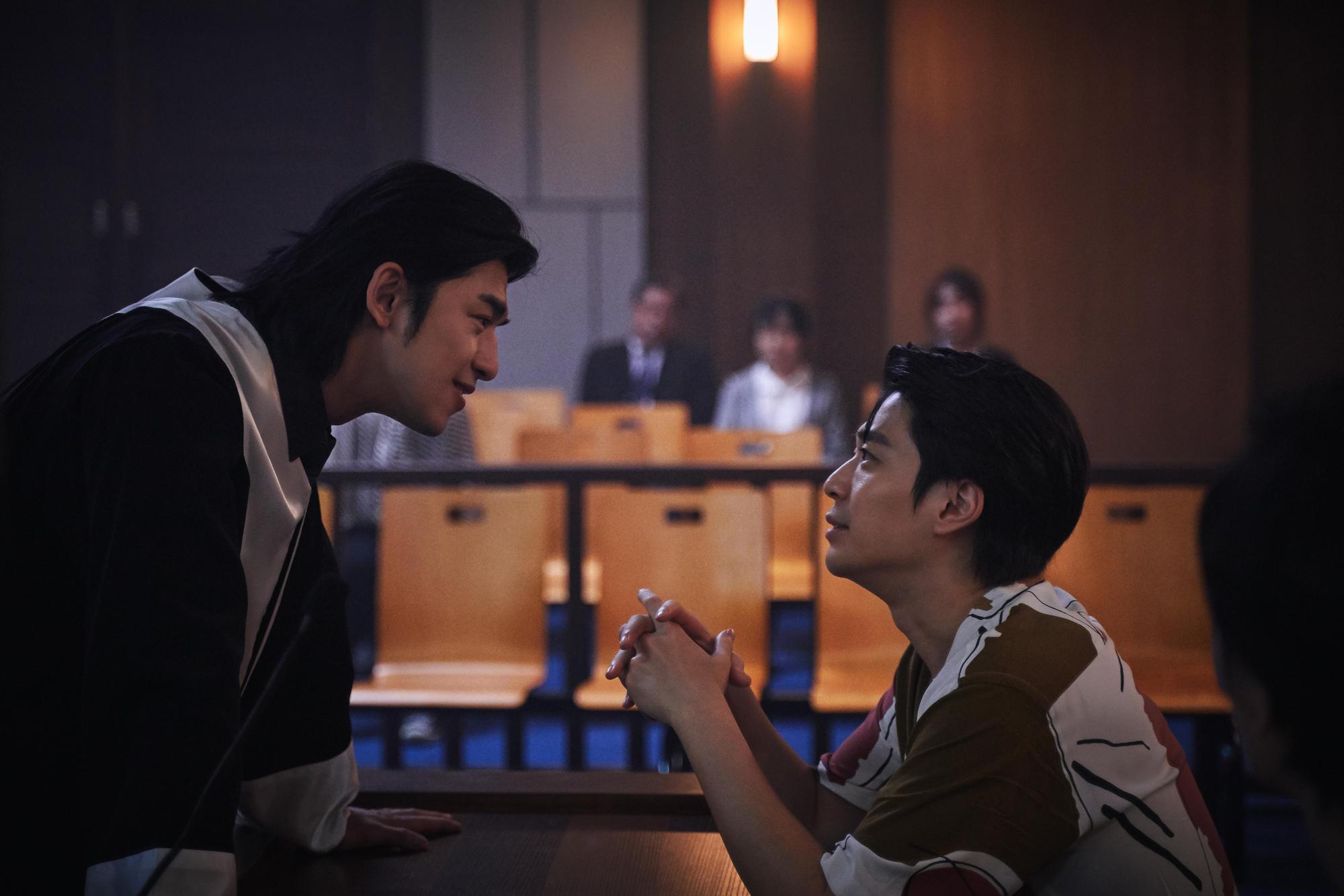 陳柏霖（左）在戲中和飾演好友的侯彥西（右）對簿公堂。（Disney+提供）