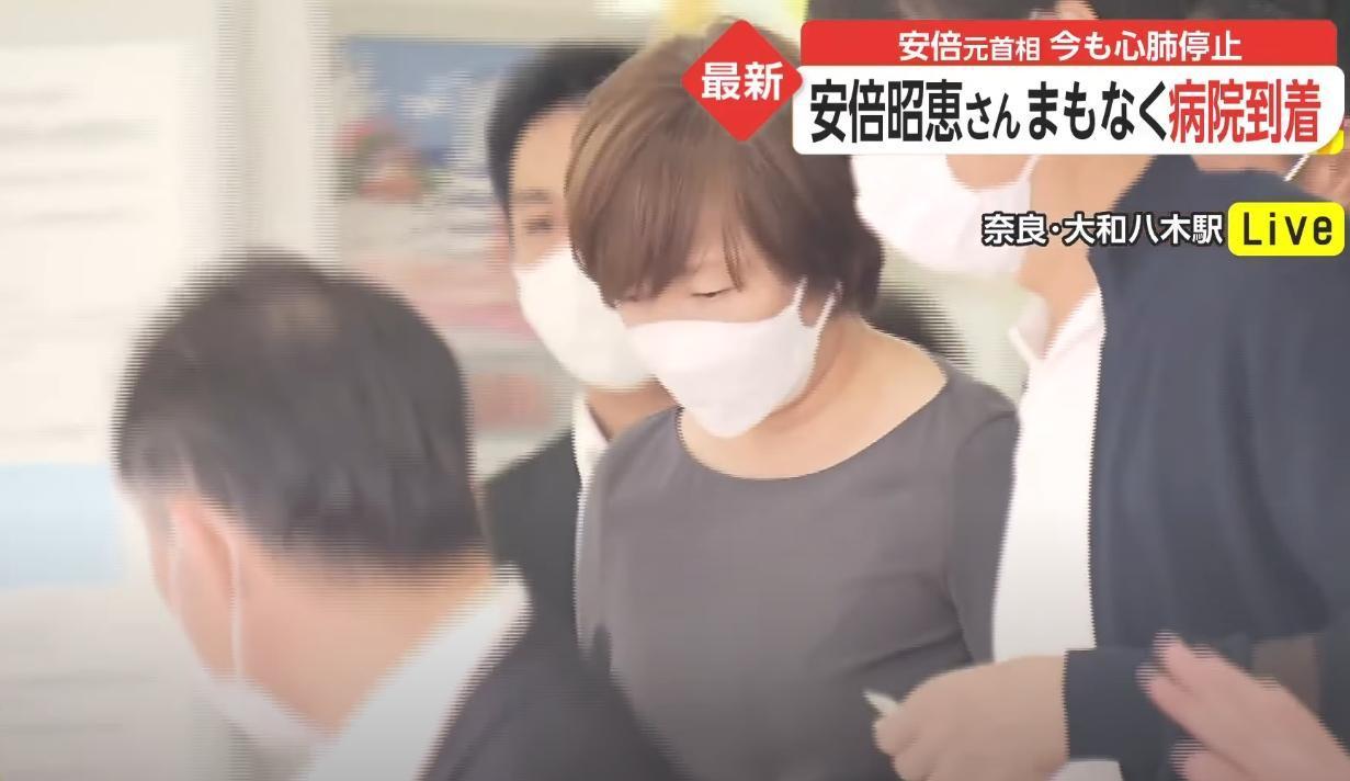 安倍晉三的夫人安倍昭惠從東京出發,趕到醫院、到院方確認安倍死亡,才相隔約8分鐘。(翻攝自 FNNプライムオンラインYouTube)