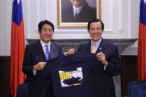 馬英九2011年在總統府與安倍晉三會晤。（翻攝總統府官網）