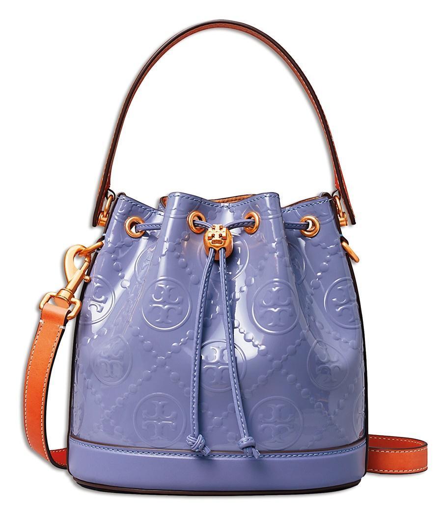 TORY BURCH丁香紫T Monogram壓紋水桶包 NT$24,900(俊思提供)