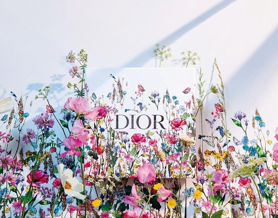 今年的Miss Dior愛戀七夕限定包裝,將浪漫繁花刻劃於禮盒上。(迪奧提供)