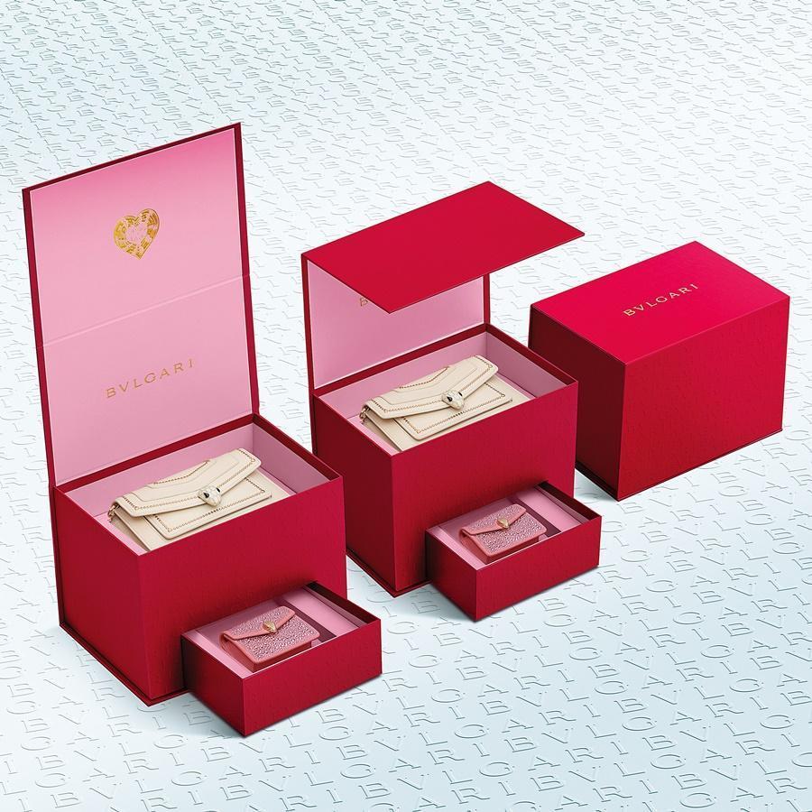 BVLGARI SERPENTI FOREVER EAST-WEST小牛皮肩背包七夕情人節限定組 NT$119,500(寶格麗提供)