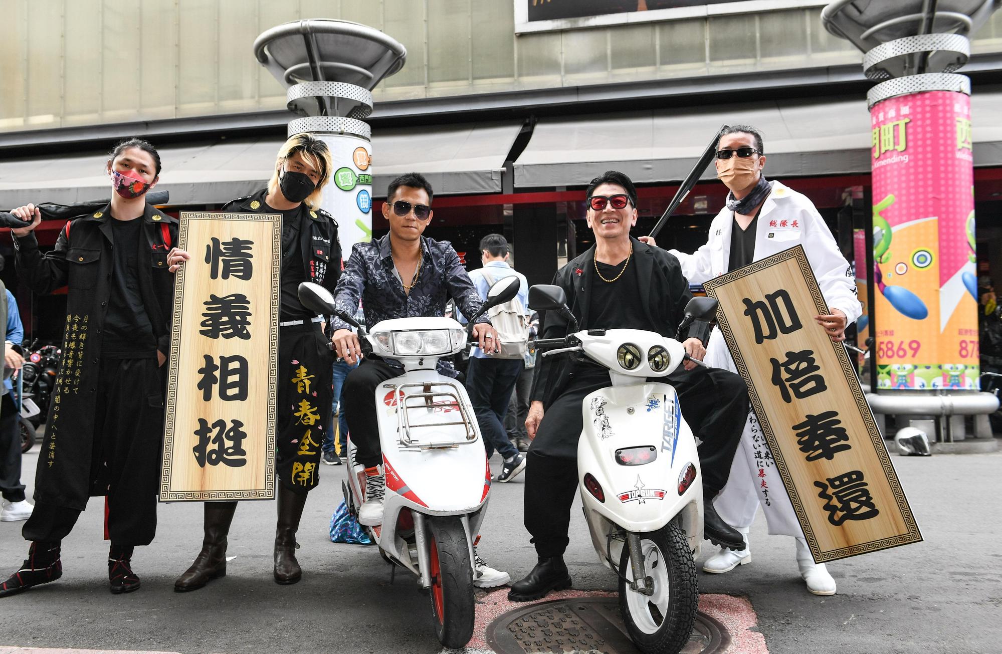 《少年吔，安啦！》上映首日高捷、顏正國騎著電影中同款機車出場。（牽猴子提供）