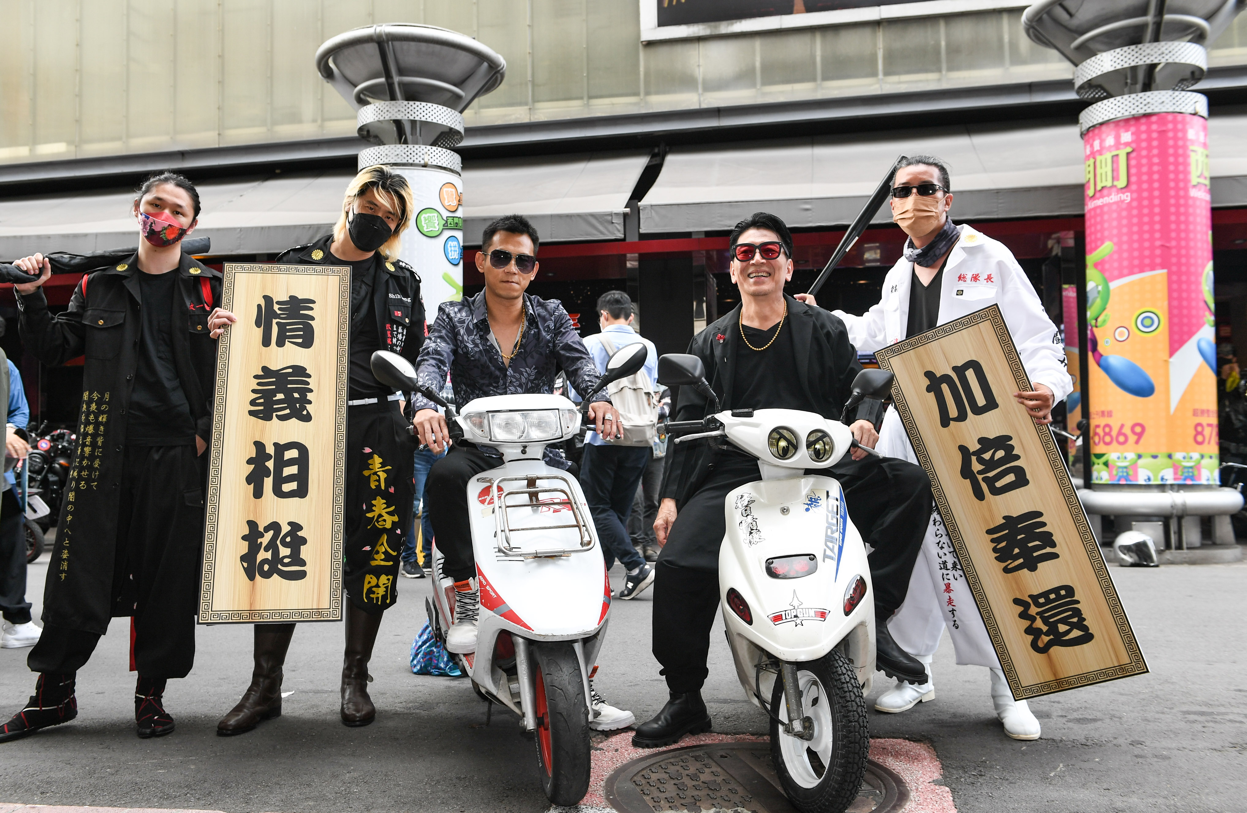 《少年吔，安啦！》上映首日高捷、顏正國騎著電影中同款機車出場。（牽猴子提供）