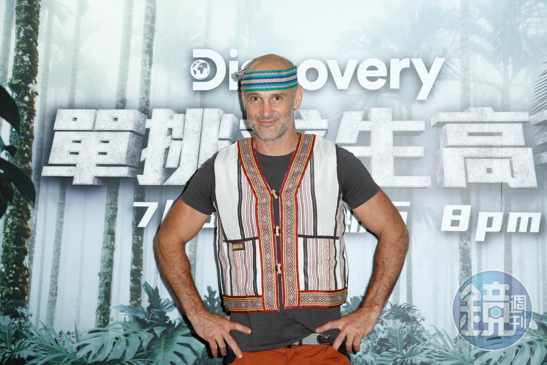 艾德史塔福換上泰雅族的傳統服飾，向神仙谷致敬。