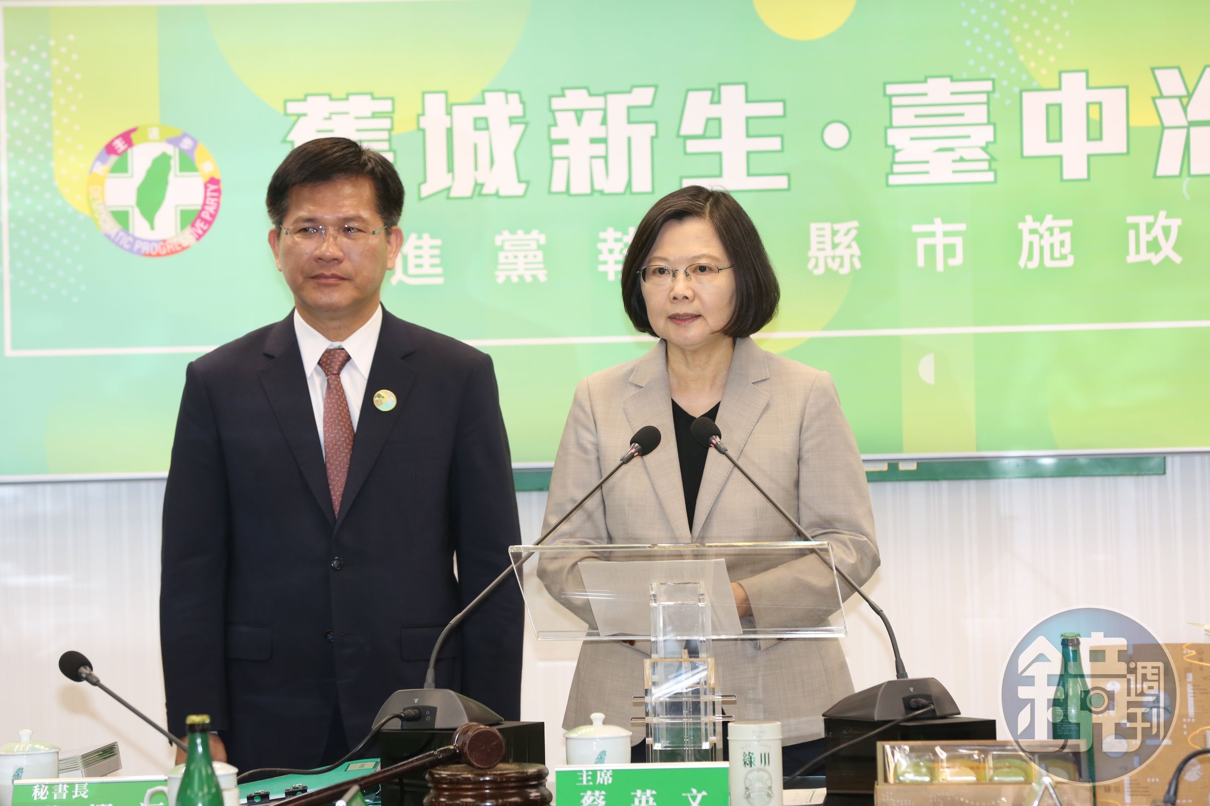 傳在總統蔡英文（右）的勸說下，前交通部長林佳龍（左）終於願意出戰新北市長。（本刊資料照）