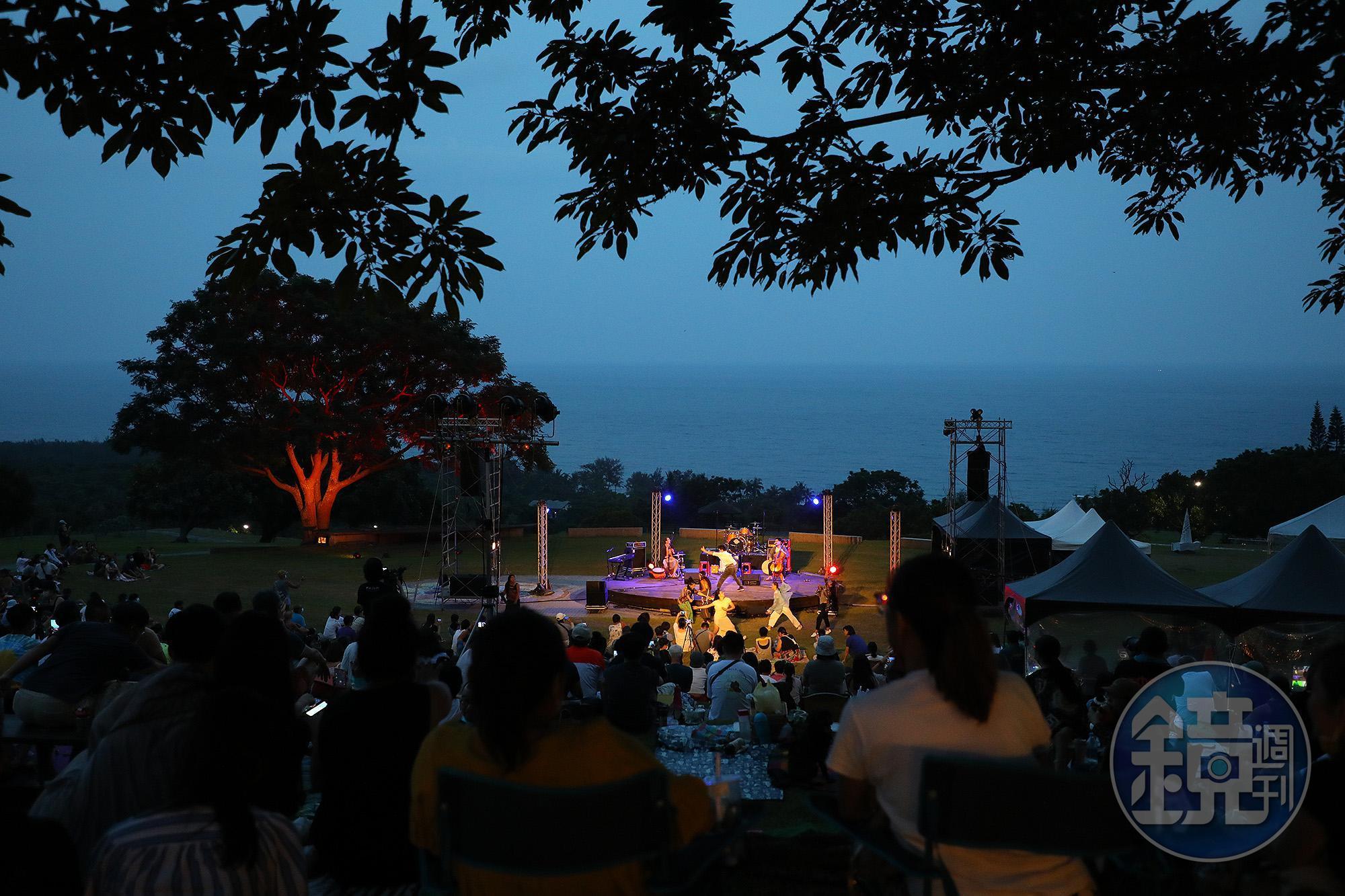 2022「月光．海音樂會」接下來還有七場演出，分別在7/14、15登場，其中7/15售票場，邀請到萬芳、潘越雲、家家、老王樂隊、漂流出口等知名歌手及樂團演出，陣容堅強。