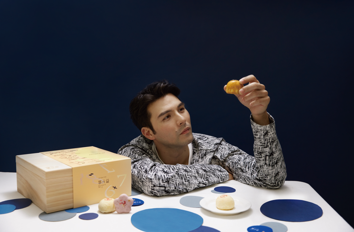 鳳小岳穿上APUJAN為郭元益拍攝年度形象照。（APUJAN提供）