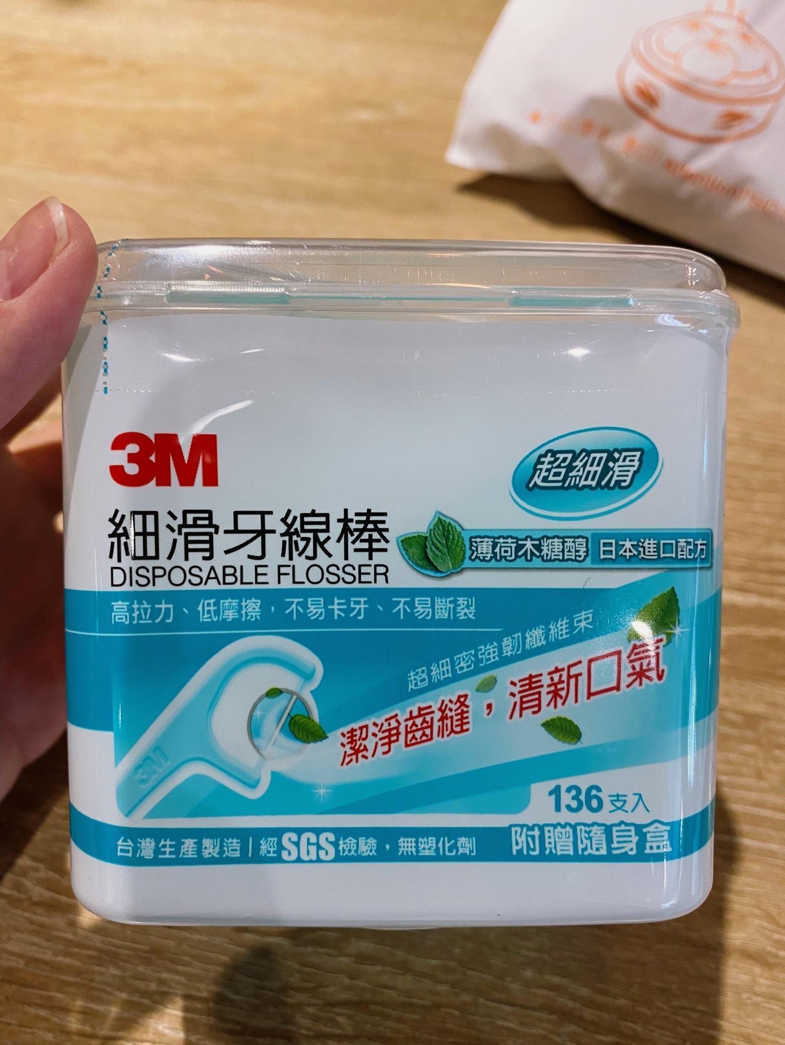 這一款3M細滑牙線棒「薄荷木糖醇」盒裝136入,在屈臣氏官網販售只要新台幣159元。(翻攝自愛逛屈臣氏Watsons 好物分享)