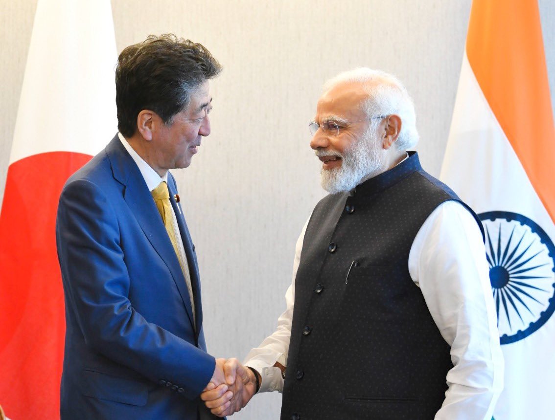 印度總理莫迪（右）貼出與安倍（左）的合照，表達敬意。（翻攝Narendra Modi推特）