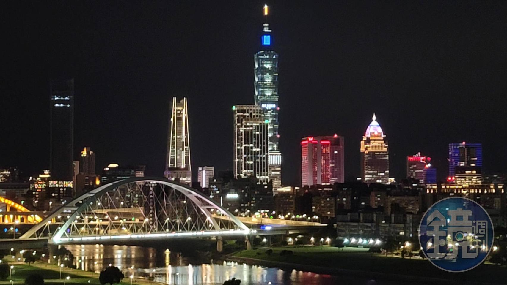 對於安倍晉三遭槍擊重傷不治的事件，台北101晚間於外牆點燈哀悼。