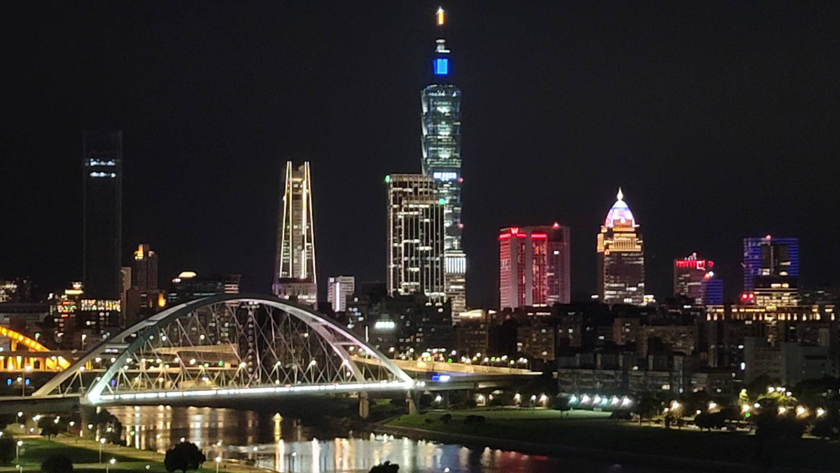 對於安倍晉三遭槍擊重傷不治的事件，台北101晚間於外牆點燈哀悼。