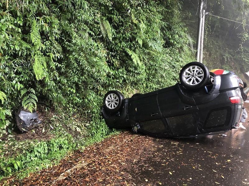 車輛自撞山壁後翻覆道路上。（翻攝照片）